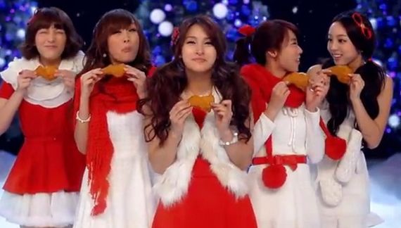 12 obiceiuri bizare de Crăciun. Ce fac japonezii e aiuritor, dar finlandezii sunt și mai și...