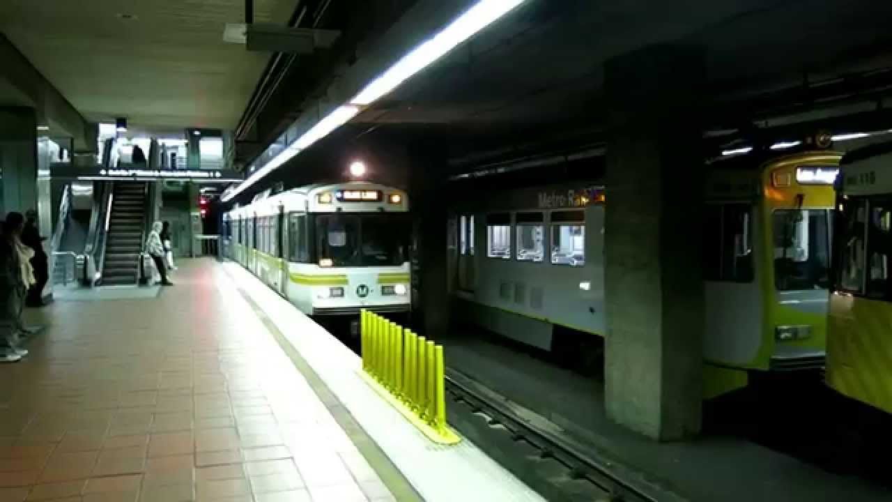 A urcat în metrou şi a dat play pe tabletă. Călătorii au rămas dezgustaţi