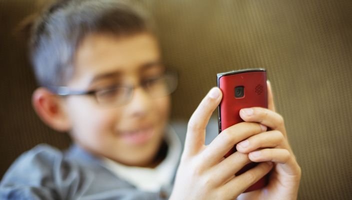 Ce a găsit o mamă în telefonul copilului de doar 11 ani. E disperată