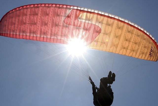 Accident cumplit în Harghita! Un parapantist a căzut de la înălţime în timpul aterizării