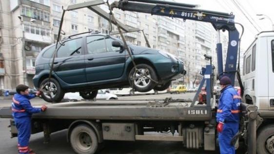 Maşinile parcate neregulamentar vor putea fi ridicate de anul viitor