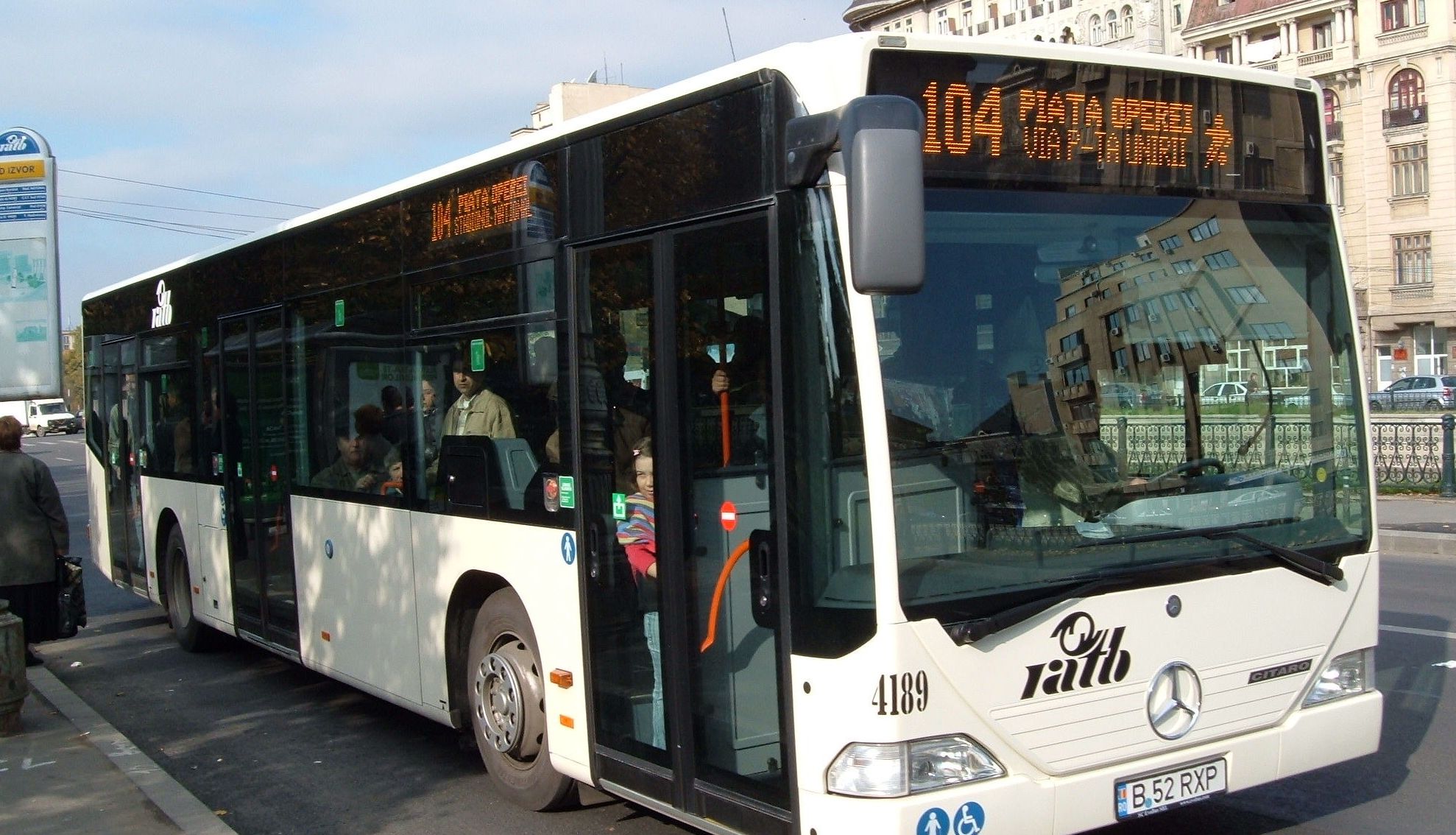 Deținătorii de abonamente lunare RATB pot câștiga invitații la teatru şi circ