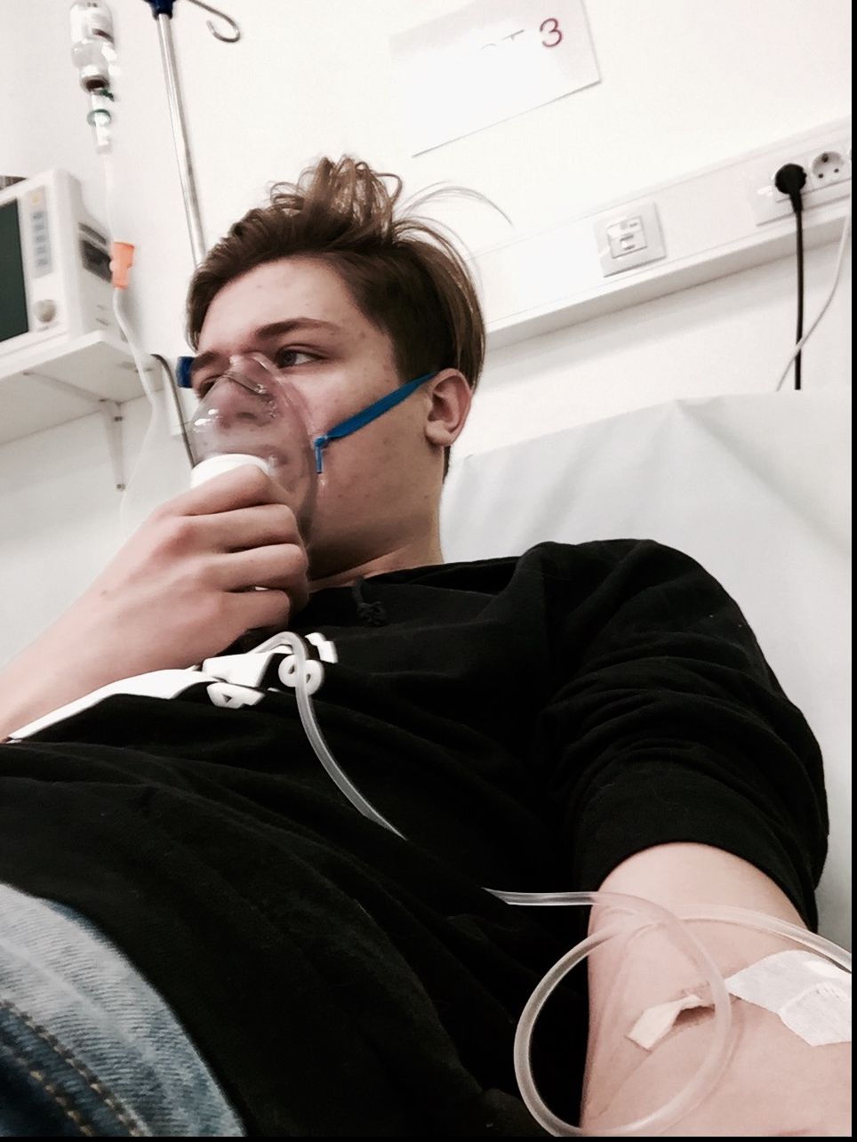 Concurent la Vocea României, în spital cu perfuzii