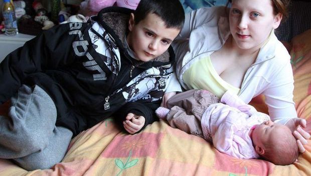 Povestea şocantă a băiatului care a devenit tată la doar 13 ani. Câţi ani are soţia lui?