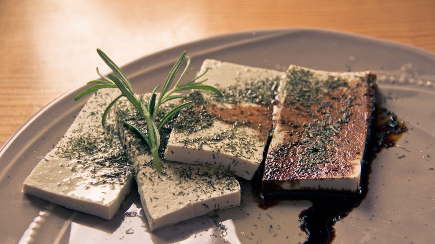 8 motive să NU mai mănânci tofu. Soia "hrăneşte" cancerul la sân