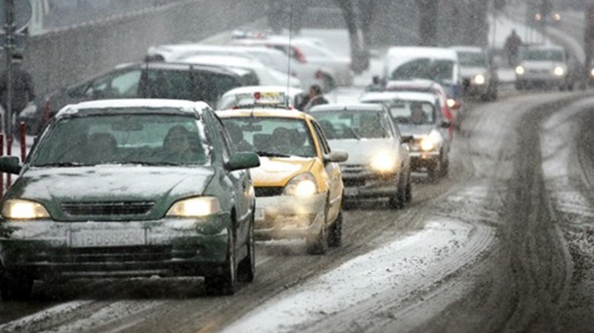 Trafic îngreunat din cauza vremii. Trenurile au restricții de viteză