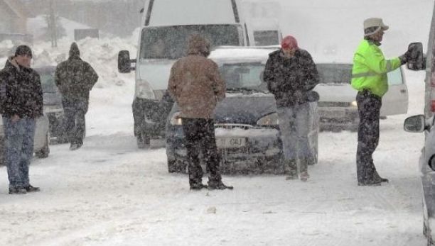Un autoturism care cobora de la Cota 1.400 din Sinaia a derapat și a ajuns în râpă!