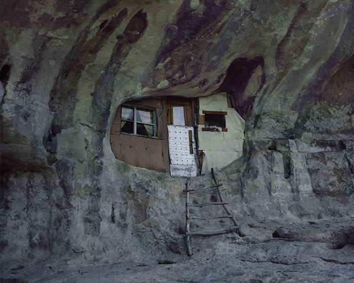 Au găsit o casă în stânci.Crezând că e părăsită, au intrat, dar au trăit un ŞOC.Ce au văzut înăuntru