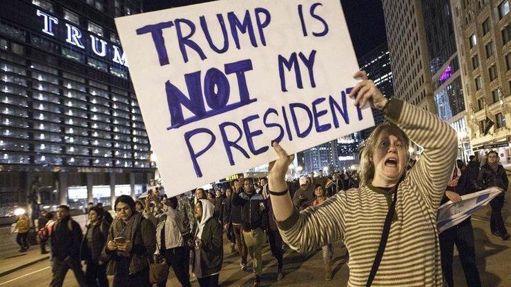 Proteste împotriva lui Trump: Violențe în apropierea Casei Albe. Poliția a arestat 90 de persoane