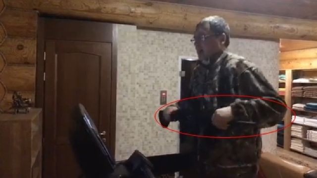 Filmuleţ halucinant din Republica Moldova. Usatîi s-a filmat alergând pe bandă cu o armă în mână