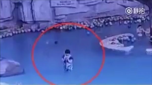 Un copil de 4 ani s-a înecat în piscină. Ce făcea mama lui, surprinsă de camerele video -e scandalos