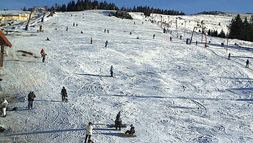 68 de accidente la schi în staţiunea Straja. Intervenţiile salvamontiştilor s-au făcut cu greutate 