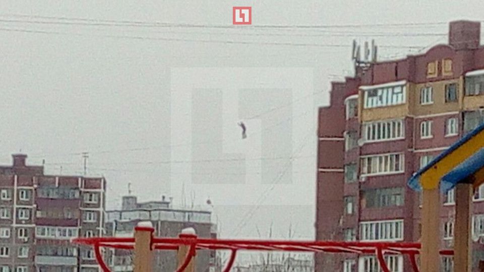 Cascadorie ÎNFIORĂTOARE - un bărbat a mers pe sârmă între două blocuri. Finalul e tragic!
