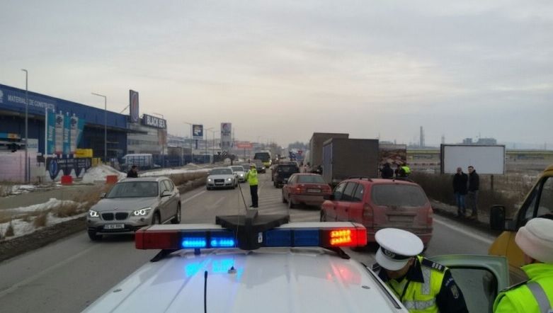 Accident în lanţ în Iaşi. Patru maşini, implicate. Două persoane au fost rănite