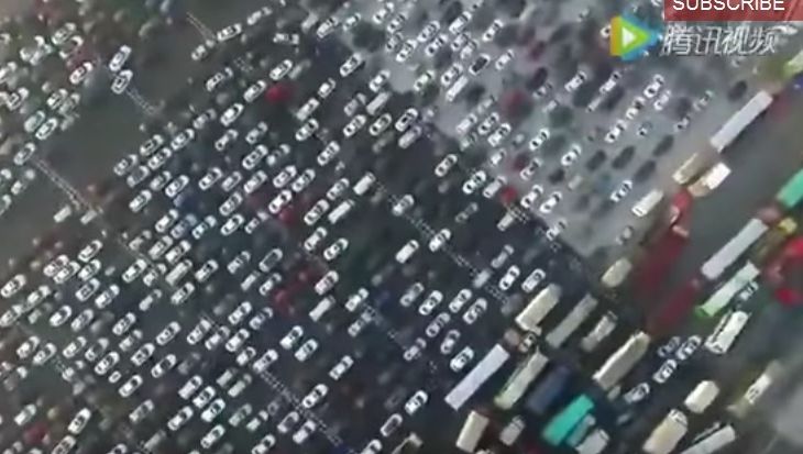 Aşa arată un BLOCAJ RUTIER infernal. Ghiceşti ţara în care se întâmplă?