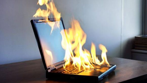 Un gigant IT recheamă 100.000 de laptopuri din cauza riscurilor de explozie