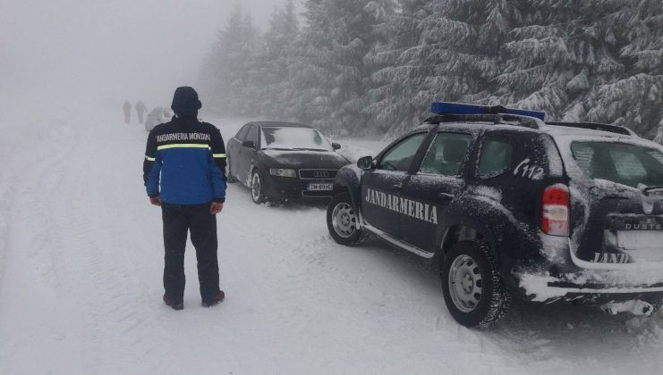 Un autocar cu zeci de copii a rămas blocat în Semenic