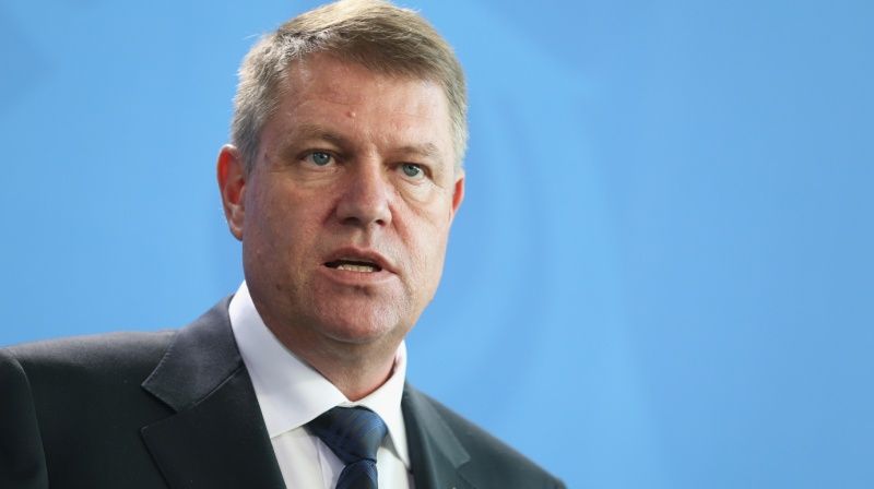 Cele mai scumpe cadouri primite de Iohannis în 2016: un pumnal și o icoană cu cristale Swarovski