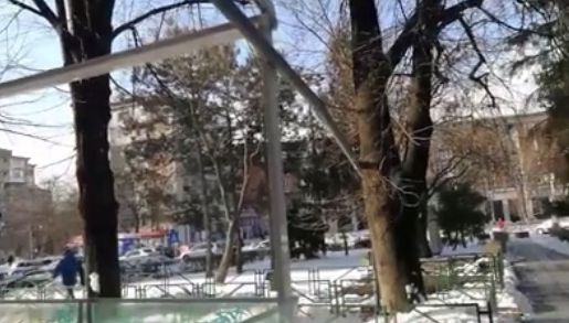 IREAL! Şi-au făcut canalizare aeriană. Trăsnaia unor "Dorei" din Galaţi