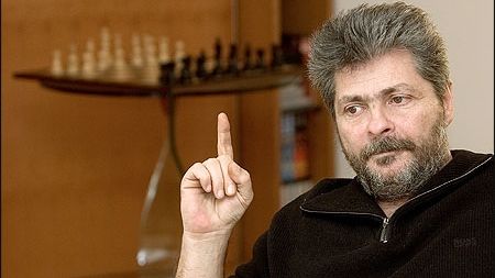 Sorin Ovidiu Vîntu îl ironizează pe Iohannis: "M-am gândit să-mi vând o casă, vă interesează?"