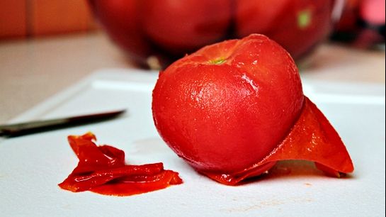 Consumă coaja roșiilor. După câteva luni, efectul va fi surprinzător