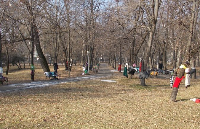 Adevărul trist din spatele acestor imagini: copacii au fost înfăşuraţi în haine