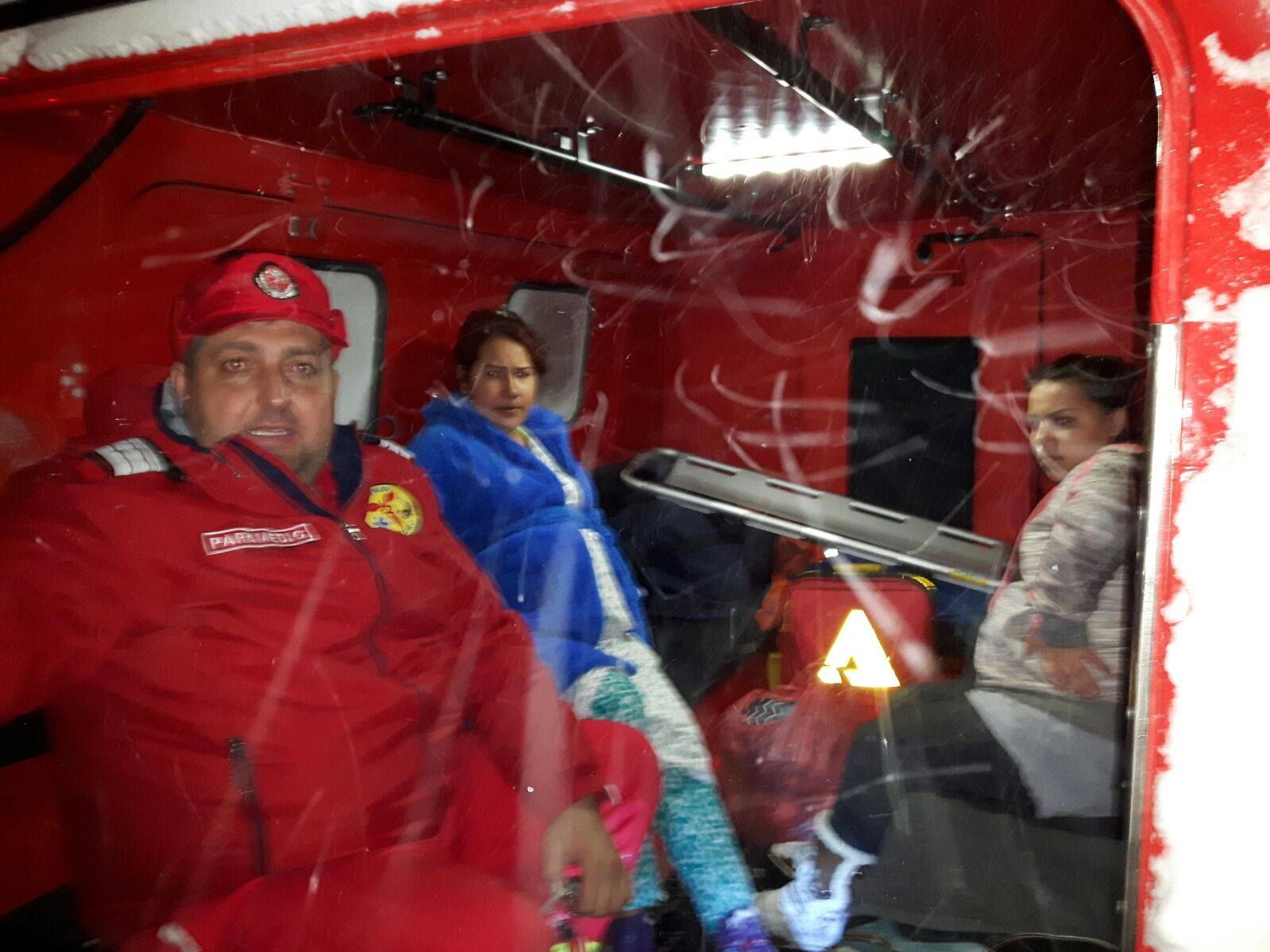 GALERIE FOTO. Băieţelul născut în şenilată. Primele imagini cu nou născutul şi salvatorii săi 