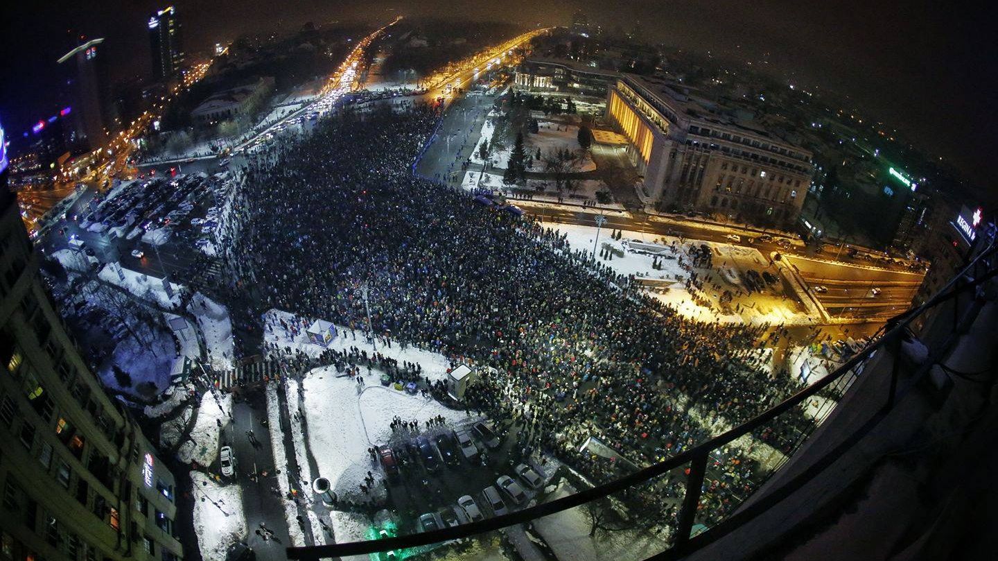 Cioloș: Oamenii care au protestat duminică nu au fost aduși în stradă de autocare, ci de idealuri