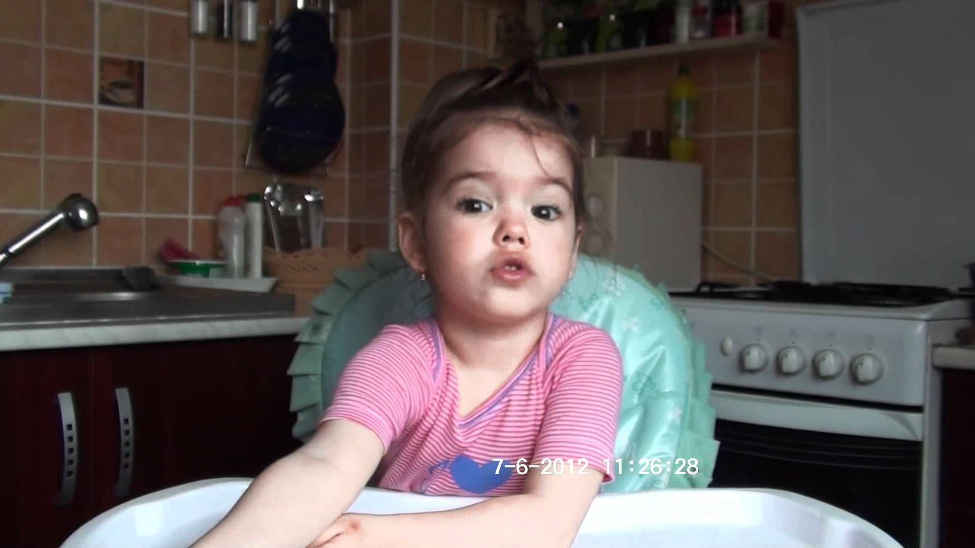 Îţi mai aminteşti de fetiţa care recita perfect Luceafărul la 2 ani şi 10 luni? Iată cum arată acum