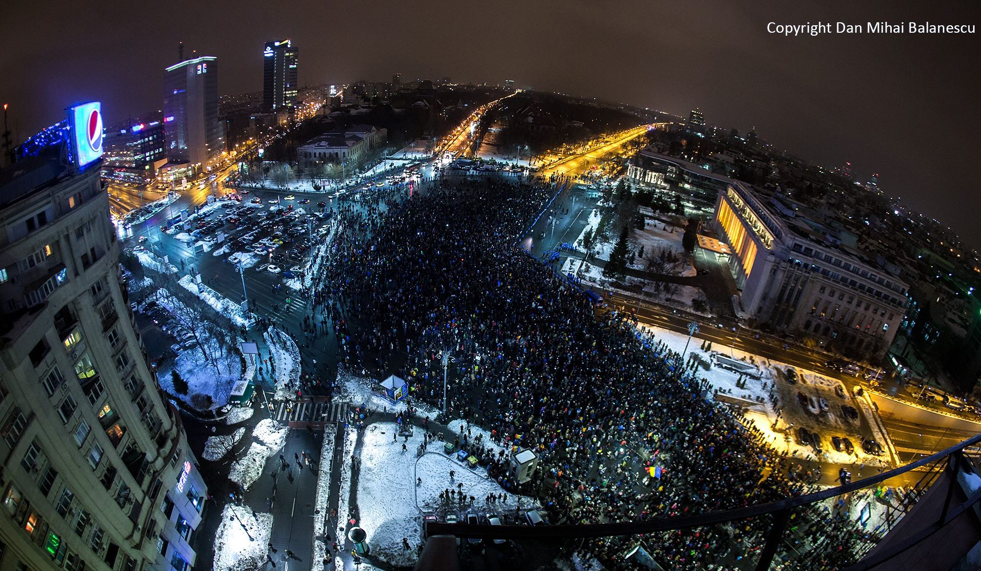 NO COMMENT. Protestul cu 50 000 de oameni pe versurile PINK FLOYD - "Another brick in the Wall"
