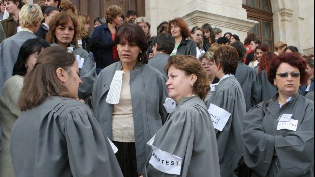 Grefierii, salarii tăiate cu 500 de lei după "revoluţia fiscală". Încep protestele şi în justiţie