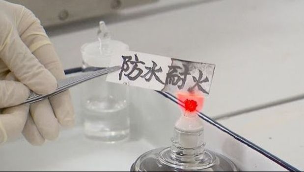 Chinezii au reinventat hârtia! Noul material rezistă la apă şi foc