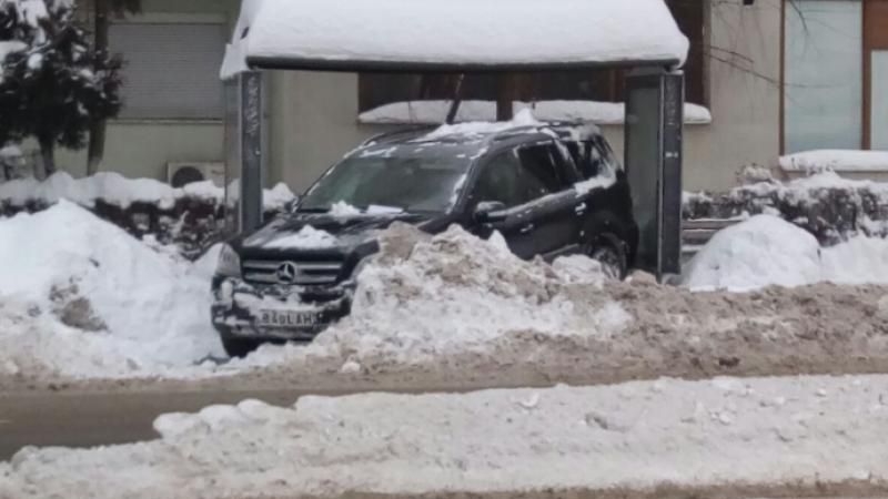 Dosar penal după ce un şofer din Capitală şi-a parcat maşina de teren în staţia de autobuz