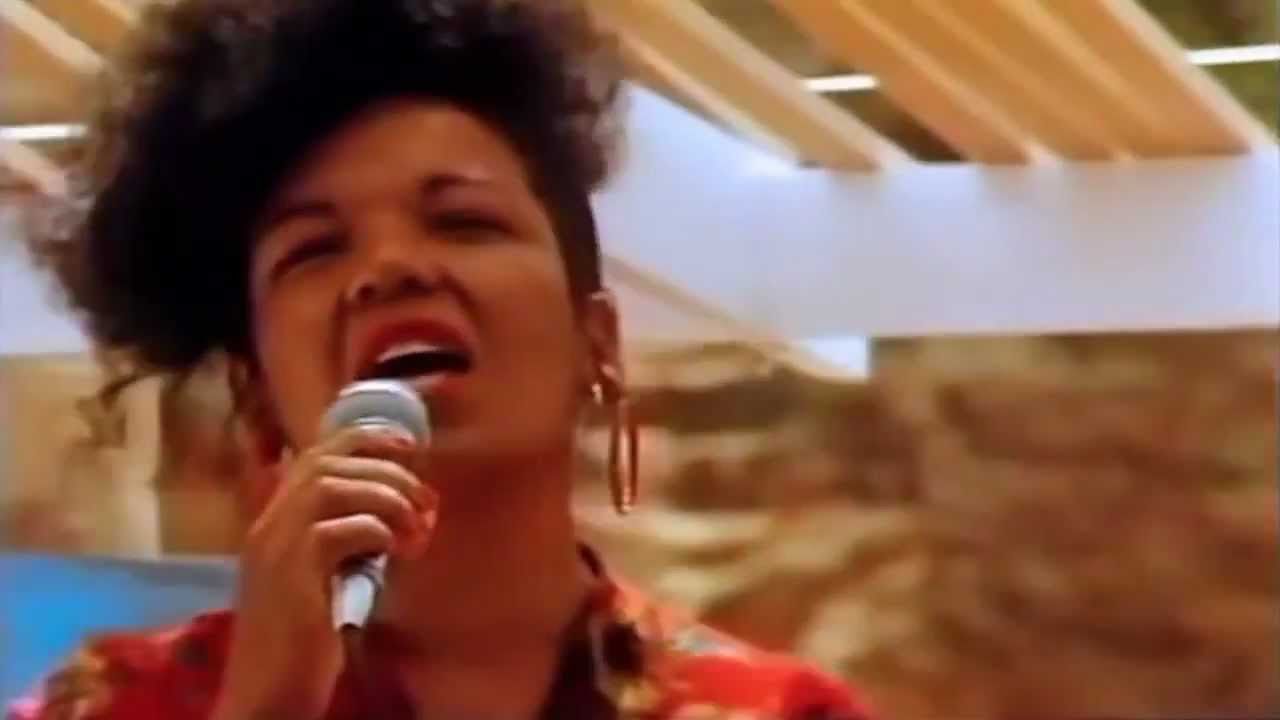 Interpreta hitului Lambada a murit. Loalwa Braz Vieira a fost găsită carbonizată în mașina sa