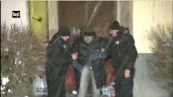 Oameni ai străzii, adunaţi de pe stradă ca să nu îngheţe: "Mergi cu duba, te duc ei la adăpost"