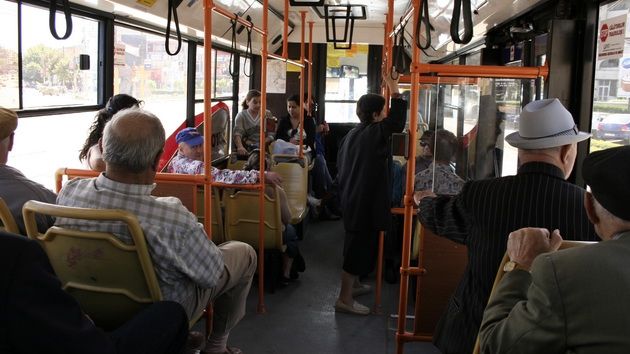 Atenţie! Metoda de înşelăciune care face tot mai multe victime - totul se petrece în autobuz
