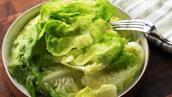 Ce se întâmplă dacă mănânci salată verde pe stomacul gol