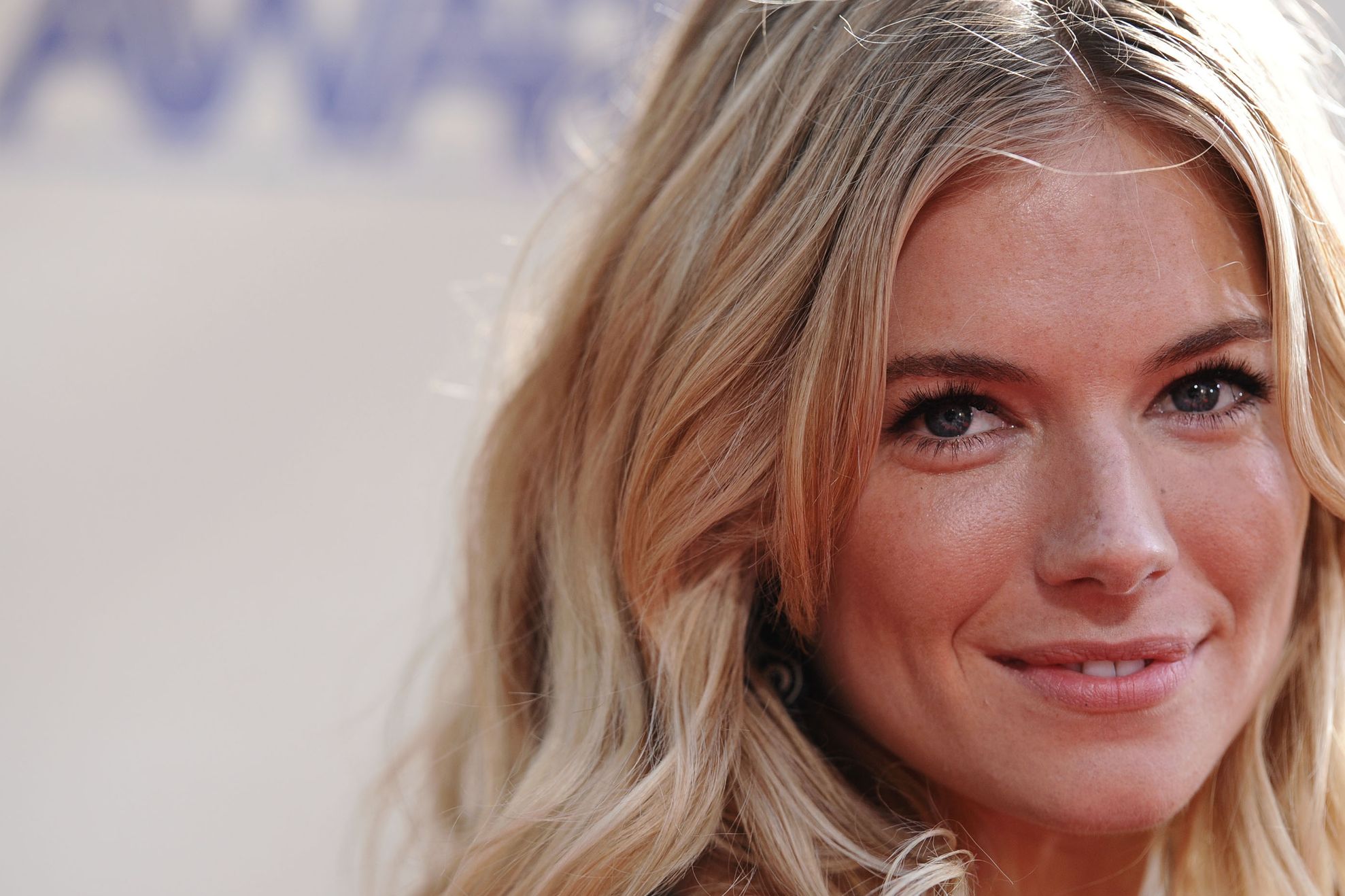 Sienna Miller nu recunoaşte că ar fi plâns după scenele de amor filmate pentru "Live By Night" 