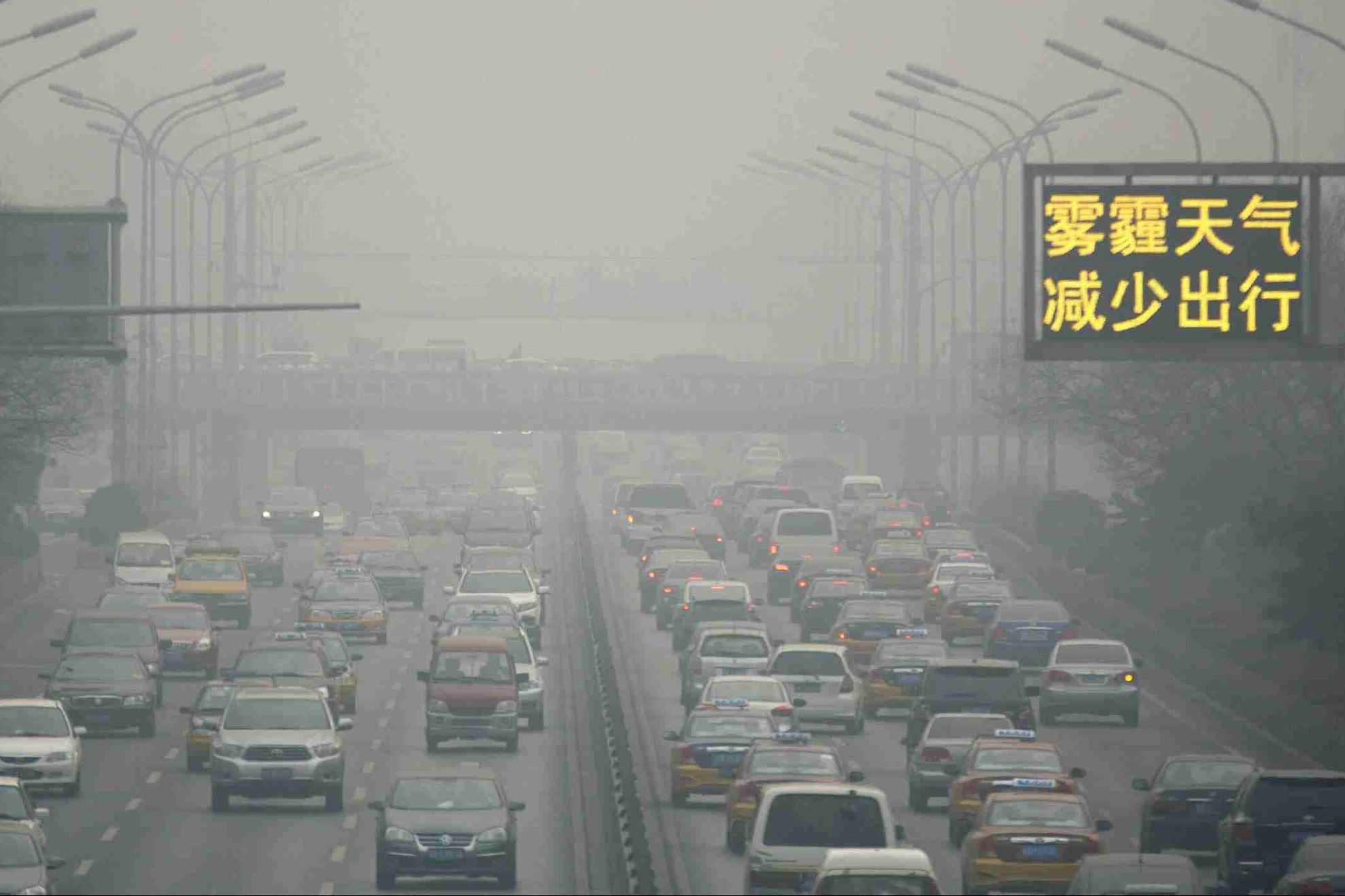 Alertă de poluare în China: Beijingul şi alte oraşe din nordul şi centrul ţării, acoperite de smog