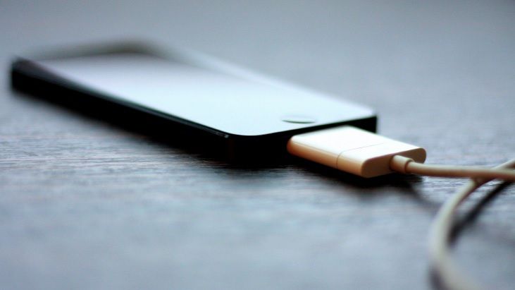 Aşa îţi încarci CORECT telefonul mobil. Evită să mai faci aceste greşeli!