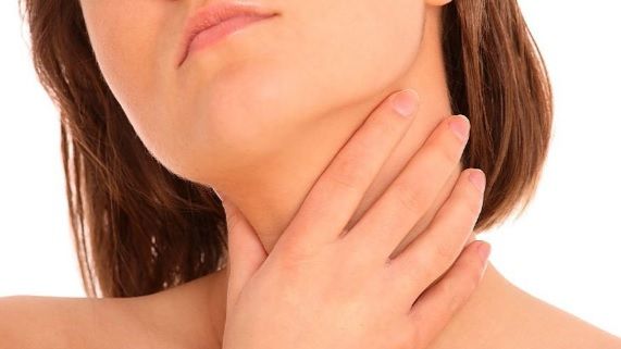 Glanda tiroidă nu trebuie deloc neglijată: iată simptomele care te trimit la medic
