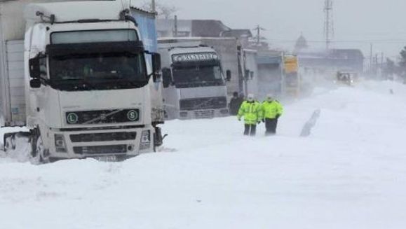 Trafic blocat pentru autovehiculele de mare tonaj prin Vama Ruse, din cauza viscolului