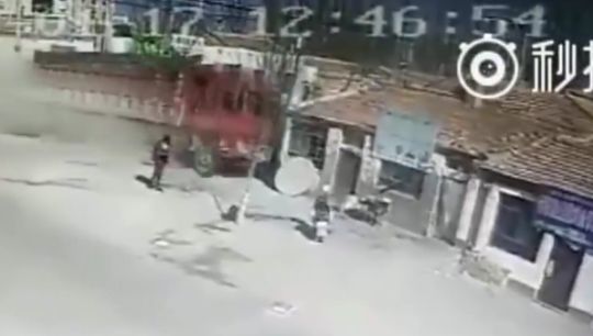 Accident violent, surprins de camere: case făcute una cu pământul şi 5 persoane, ucise