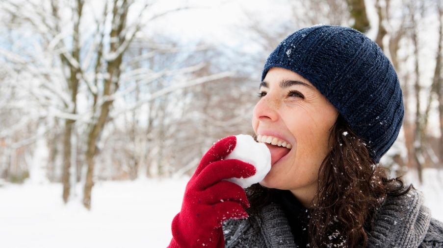 Ce poţi păţi dacă mănânci zăpadă. Este mai grav decât îţi imaginezi