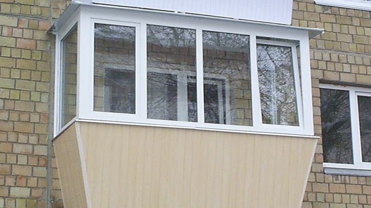 A ieşit pe balcon să fumeze. În câteva secunde viaţa i s-a întors pe dos - fiul lui de doi ani...