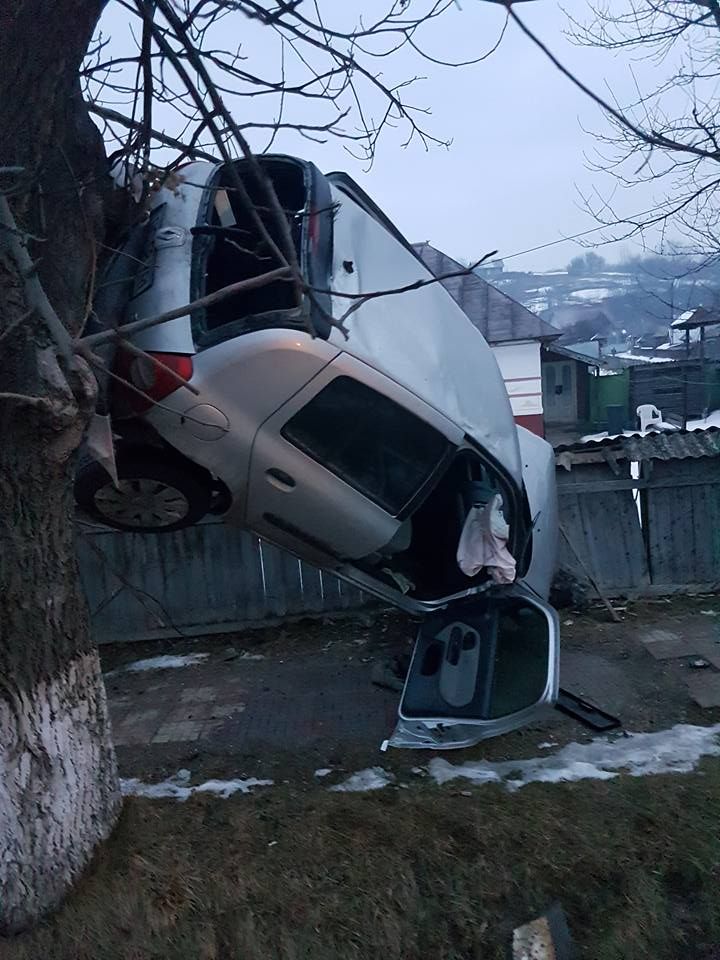Accident spectaculos! Beat şi fără permis de conducere, a rămas suspendat cu maşina într-un copac 
