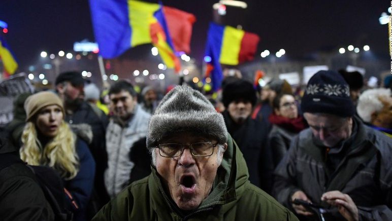 Proteste în Teleorman: Zeci de persoane scandează împotriva Guvernului, altele susțin Executivul