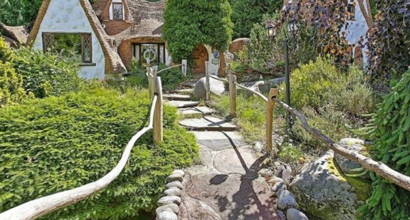 Pare o casă desenată? Este reală. Parcă e desprinsă din BASME. Cum arată locuinţa visurilor copiilor