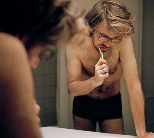 O tânără a surprins DEPRESIA soţului ei în imagini. Cum se transformă fizic un bărbat în agonie