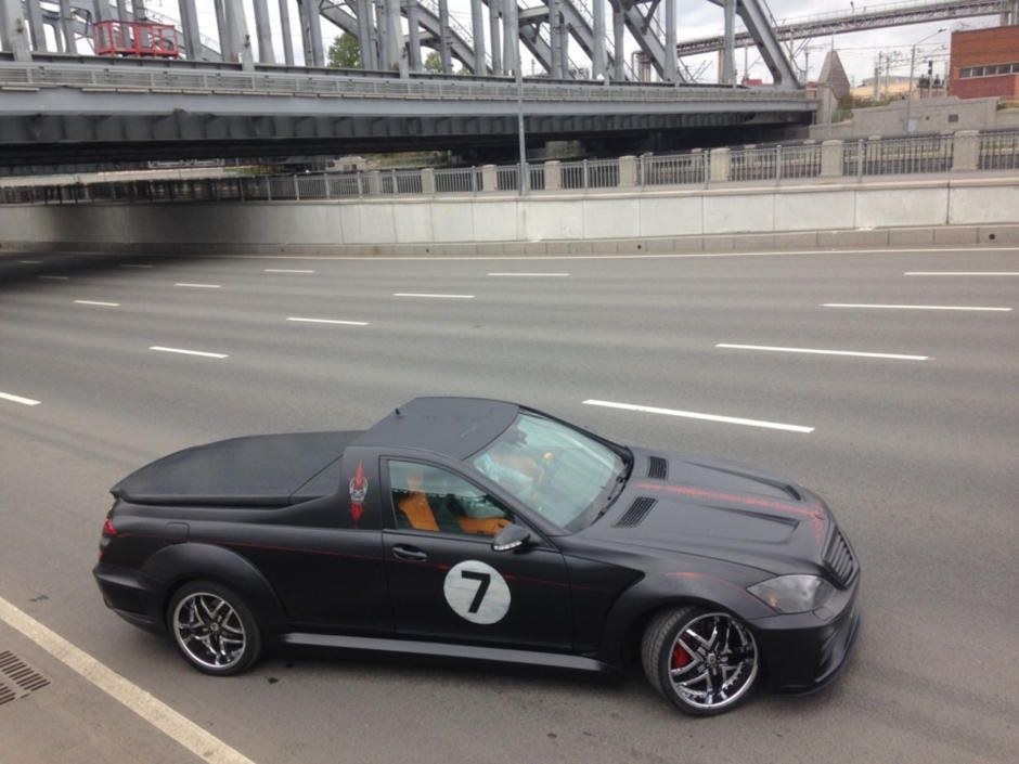 I-a scandalizat pe toţi. A tăiat un Mercedes S-Class în două şi l-a făcut pick-up. Ce cară cu maşina